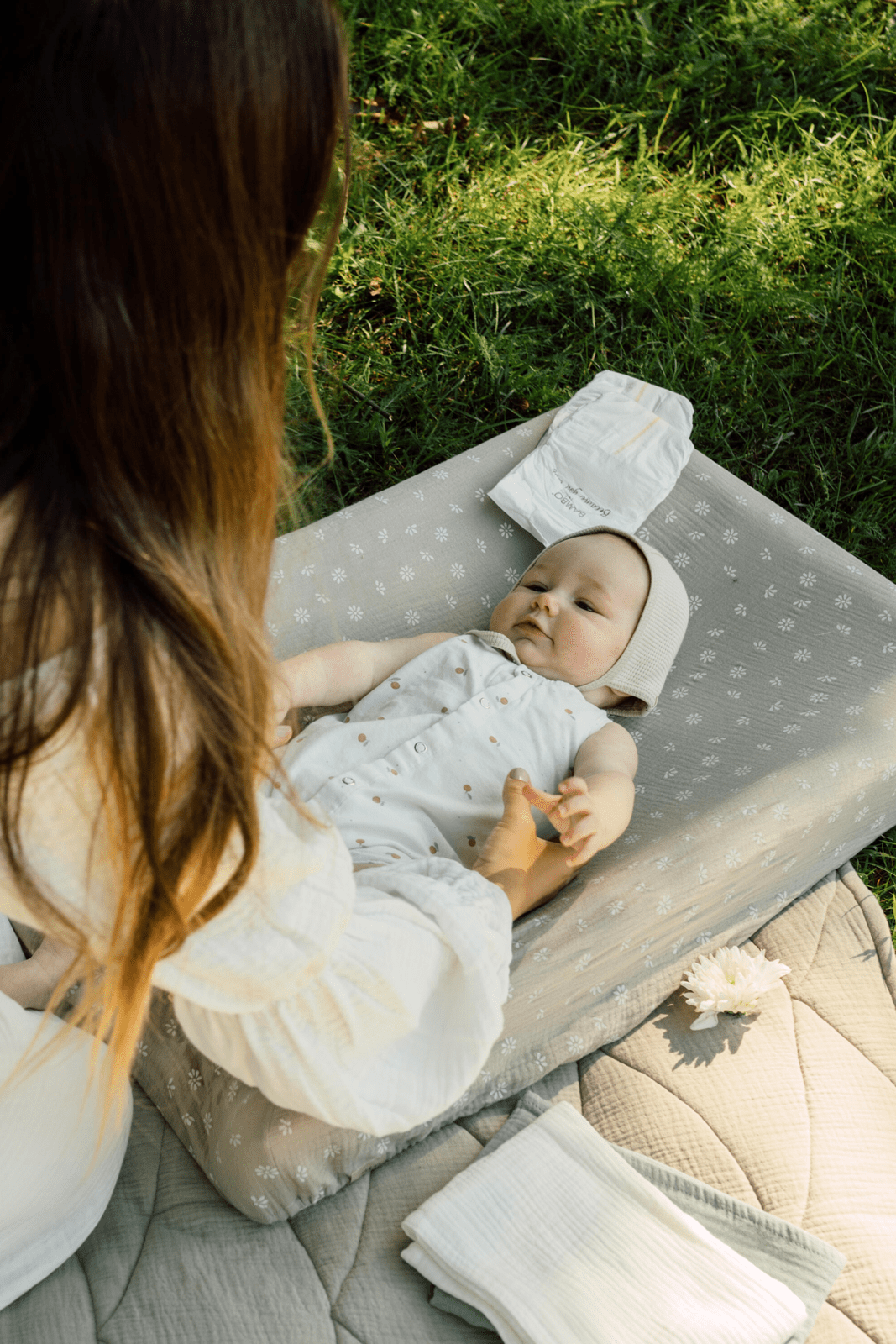 Beige daisies muslin changing mat cover (-10%)