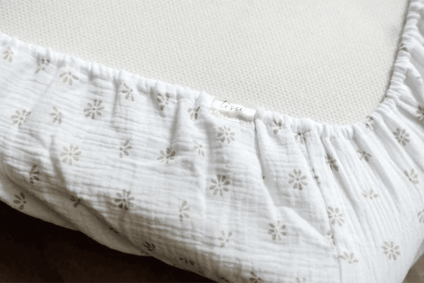 Crib sheet in sand muslin