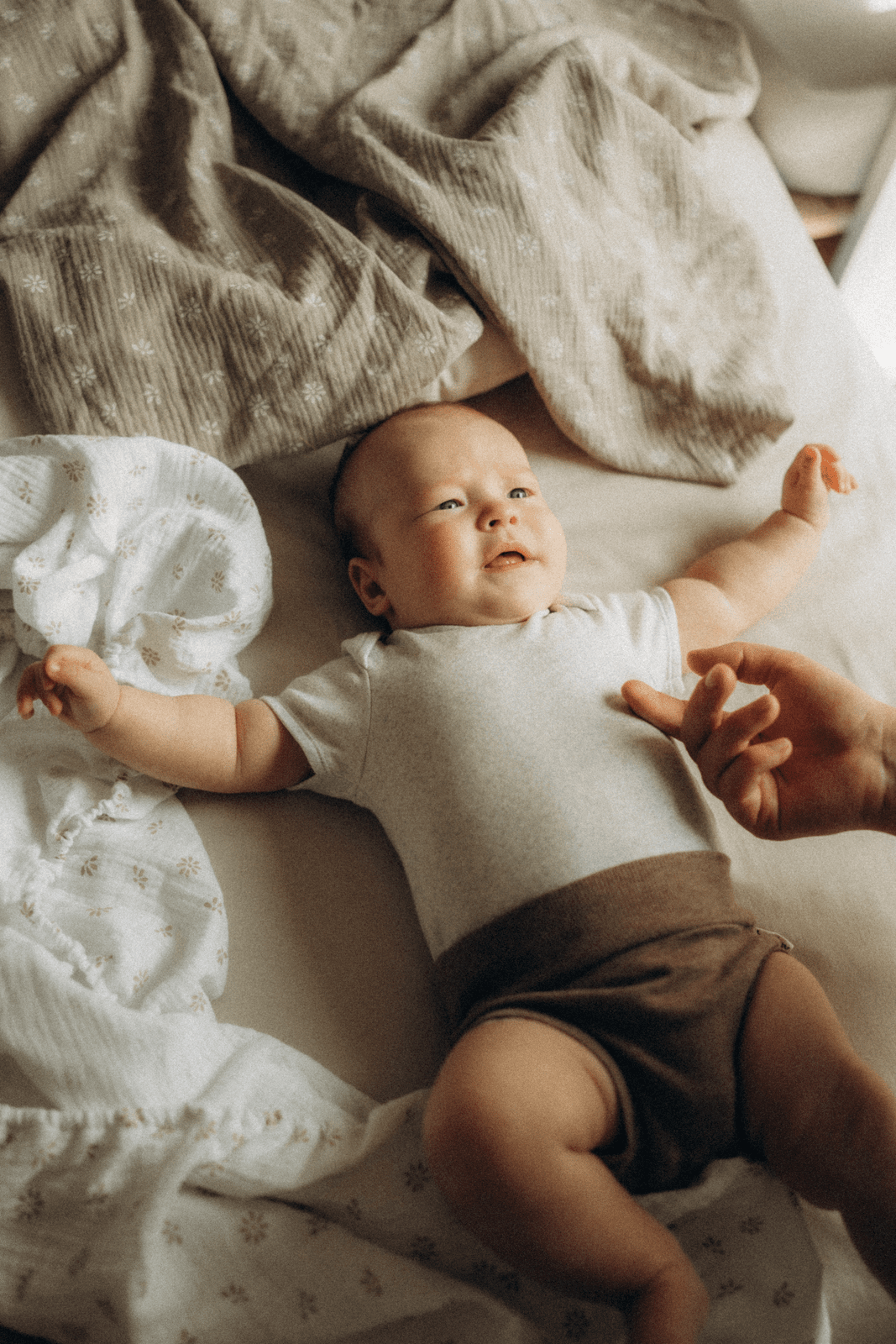 Crib sheet in sand muslin