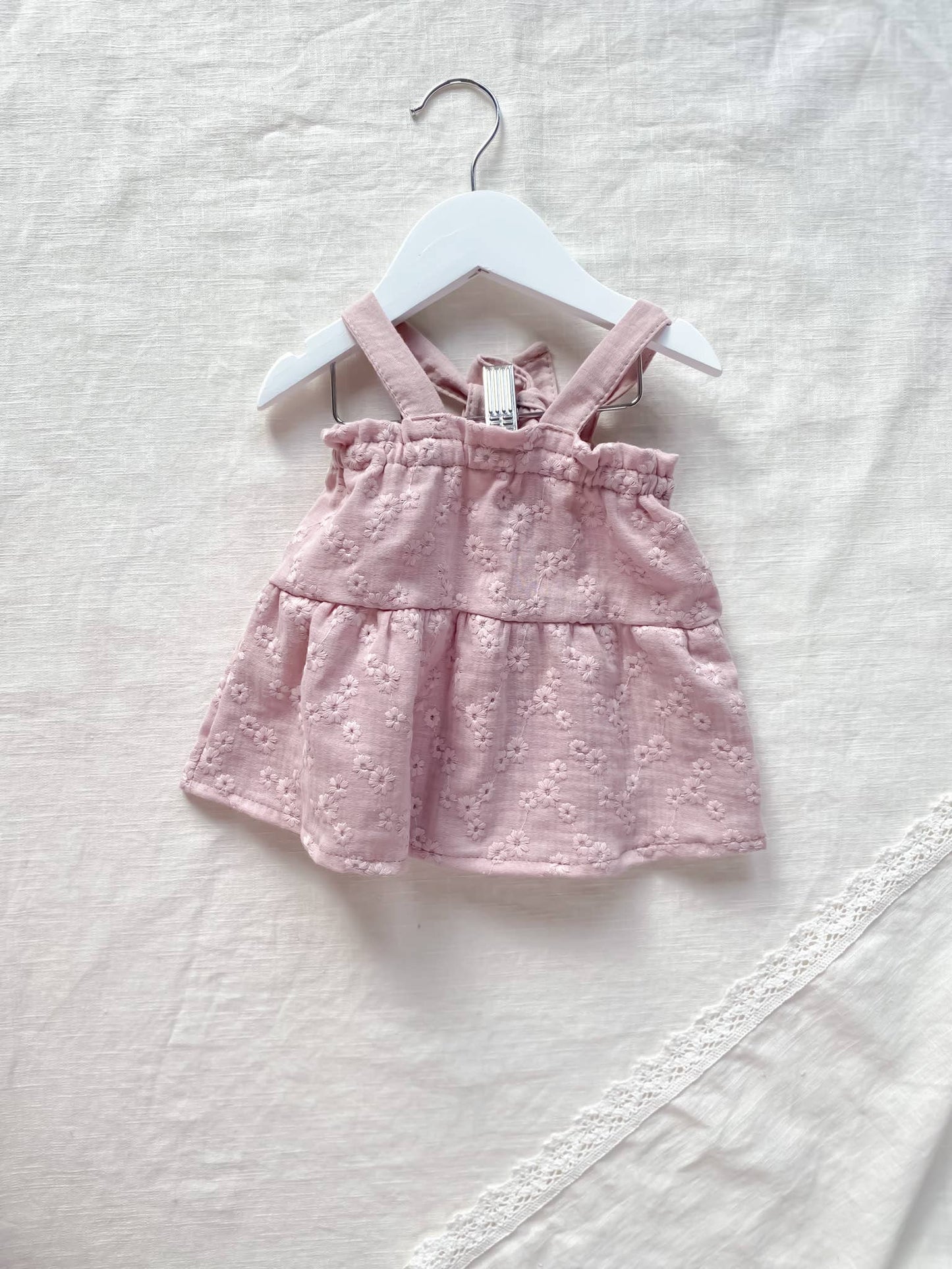 Vestido de bebé em musselina bordada blush (-50%)